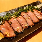 藁焼き・日本酒 わらやき道場 - 牛モモの藁焼きタタキ　葱みょうがまみれ