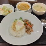 タイ料理 ガパオ - D2 チキンガパオ・マッサマンカレー（ハーフ＆ハーフセット）
