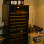 Bar a vins KUMA - 大きめのワインセラーがあります。