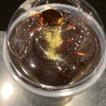 スターバックス コーヒー - チョコレートグラサージュソースの上には 金粉パウダーがのっています♥️