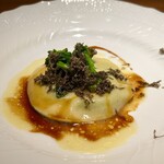 231934700 - 菜の花とチーズのラビオリ　林檎のバルサミコソース　黒トリュフ