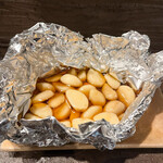 鶏焼肉 颯 - ニンニクホイル焼き
