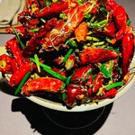 茶禅華 - 香辣鳮翅01（大量の唐辛子に手羽先2本が埋没）