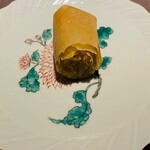 茶禅華 - 蟹黄春捲（上海蟹の甘味と大葉の爽やかさが調和）