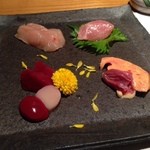 じどりや 穏座 - いろいろな部位のお刺身。