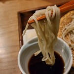 眠庵 - ②盛り十割蕎麦(栃木県産蕎麦玄)
            1/3ほど蕎麦つゆに蕎麦を浸けズッと空気と一緒に吸込む
            つゆの香りと蕎麦の香りをブレンド
            粒子感は無くコシのあるタイプでツルツルとした喉越し、綺麗な旨みを楽しみました