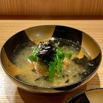 Toranomon Todaka - お椀 胡麻豆腐に海苔
                        一番出汁が沁みます〜！
                        海苔の風味良く胡麻豆腐のまったりとした味わいが良いですねー。
                        ここに焼き餅を入れたらお雑煮完成、食べてみたいのです。