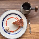 uzume - スイーツプレートは一種のみ、チーズケーキのいちごソース添え