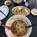 中国手打拉麺 馬賊 - 餃子&担々麺。