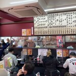 中国手打拉麺 馬賊 - 店内。