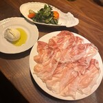 トムクリオーザ - 多田さんのペルシュウ　水牛の竹島さんのモッツァレラチーズ　ルッコラ半熟玉子　オリーブ　ピクルス　トマト　トレタフリッタ