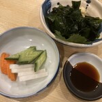 和ごはん一献 丸屋 - 生ワカメ、お漬物三種