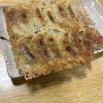 ニイハオ！ポンユウ - 定番の焼き餃子、具と皮のバランス良し