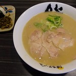 Zen - おにぎりには高菜漬けが添えられています