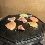 溶岩鶏焼肉 焼け石に肉 - 