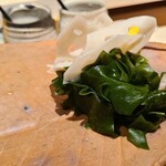 千葉たかおか - ○若布(千葉県保田)、薄切り酢蓮根(千葉県香取)、自家製ポン酢 
      肴が始まる前にビールを頂きながら少しずつ
      オーケストラの演奏が始まる前の楽器の音出しの様にしっそりと秘めやかに！しみじみと美味しい 