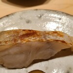千葉たかおか - ⑤炭火焼き白甘鯛(千葉県銚子産)
      焼いた白甘鯛の頭と骨で取った出汁に漬け込まれ、白甘鯛の濃さをより凝縮
      鱗と皮を引きつつも、表面の皮下の薄皮は残してあり、滋味ある脂がしっかり楽しめます