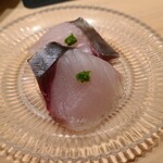 千葉たかおか - ②高岡米の藁で燻した寒鰆(千葉県銚子産)、摺り分葱(千葉県鴨川産)載せ
      産卵は春～夏、旬は秋～春
      燻薫が香る旬の寒鰆、加熱により脂が活性化し旨みが増しています