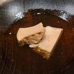千葉たかおか - ⑥煮鮟肝(千葉県銚子産)
      産卵は春～初夏、旬は通年、特に晩冬
      湯気が立つ煮立ての鮟肝を目前で切り分け
      形を保っているものの、口腔内でスッと溶ける
      コクのある旨みと円やかな甘みに染々と唸る