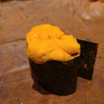 千葉たかおか - ㉑塩水蝦夷馬糞雲丹(北海道浜中産)
      産卵は夏～秋、旬は初夏～夏
      舌の上に5秒ホールドして味わう
      濃厚な甘みとコク、同じ浜中産でも養殖はクリアな味わいでひたすら甘く、複雑な余韻は訪れません