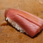 千葉たかおか - ⑮近海本鮪の中トロ(千葉県勝浦産、桶長、147kg)
      艶々とした脂が口に入れると滑らかに溶け、形
      が無くなります
      身にきめ細かく入った脂のサシが美しく、更なる旨みと甘み、微かな酸味を感じます 