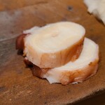 千葉たかおか - ①焚き水蛸(千葉県銚子産)
      産卵は初夏～夏、旬は通年、寿命3～4年
      水蛸は水分が多いので脱水と寝かせが重要
      水蛸自体の薫りが素晴らしい！
      真蛸より軟らかな歯応え、旨みが拡がります 