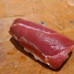 千葉たかおか - ⑭近海本鮪の赤身(千葉県勝浦産、桶長、147kg)ヅケ
      近海本鮪の産卵は春～夏、旬は初秋～冬
      赤身独特の風味とコクがあります
      軽く漬けにされておりますが、酸味が微かにあり、旨みが華やか 
