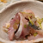 千葉たかおか - ⑦真鯵(千葉県竹岡産、昼水揚げ)、自家栽培刻み青葱(千葉県鴨川産)和え
      産卵は春～夏、旬は秋～冬
      活かったコリ感とねっとりした旨みと滋味が同居し短時間でどう仕込んだらこうなるのか？
      不思議でならない 