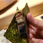 千葉たかおか - ⑨炭火炙り真鯖(千葉県富津産)棒寿司の磯辺巻き
      産卵は春～初夏、旬は秋～冬
      サシが入り軟らかくも弾力があります
      提供の流れと味わいの濃淡の変化、五感が刺激され至福なひととき 