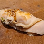 千葉たかおか - ⑱煮大和蛤(千葉県富津産)
      今や幻の内房産の大和蛤は非常に軟らかく薄味で煮られ、噛む毎に身の中から旨みが溢れ出す
      蛤の味わいもいいいですが、穏やかで甘さを控えめにしたツメも好み 