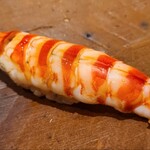 千葉たかおか - ⑳茹で立て車海老(千葉県竹岡産)
      産卵は初夏～初秋、旬は初夏～初秋
      茹で立てに絶妙な冷ましを施し、軽めのヅケを施してあり、深みのある海老の旨みと甘みを楽しみます 