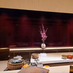 千葉たかおか - 店内は白木カウンター6席、板場の背面は漆塗りの板がズラリと並びます
      千葉のお店から持ち込まれており、既視感が強いですね
      東京でも引き続きコンパクトで上質な空間の中でゆったりと寛いて楽しむことが出来ます