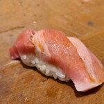 千葉たかおか - ⑯近海本鮪の大トロ(千葉県勝浦産、桶長、147kg)
      脂がのった大トロ、滑らかな脂が溶け出す
      赤身→中トロ→大トロと徐々に同系統の味わいが濃く強くなるが、旨みを求めて過ぎたる脂を求めないのが素晴らしい