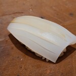 千葉たかおか - ⑰墨烏賊(正式名:甲烏賊、千葉県富津産)
      産卵は春～初夏、旬は冬～春、寿命1年
      活かって噛むとパキッとしてますが、少し寝かせて適度に軟らかくすると同時に甘みも引き出されています 