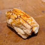 千葉たかおか - ㉒煮穴子(千葉県富津産)
      産卵は初夏～初秋、旬は夏～秋
      ふわふわと軟らかく一気に拡がる旨み、江戸前の真穴子の実力、強くないツメもたかおか流で好みです 