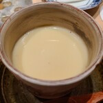 千葉たかおか - ⑧大和蛤(千葉県船橋三番瀬産)の出汁茶碗蒸し
      朝鮮蛤は輪郭のハッキリした旨みですが、大和蛤は円やかな旨みという印象
      この茶碗蒸しの蛤出汁は濃く深い旨みが凝縮されており、目が醒める様なインパクト 