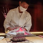 千葉たかおか - ⑨炭火炙り真鯖(千葉県富津産)棒寿司
      網上の炭火をギリギリまで近付け、鯖の脂をジュウジュウと焦がす
      その微かな美味しい音に思わず聞き耳を立てる
      見て、薫って、聴いて、そして食べる