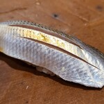 千葉たかおか - ⑫小鰭(千葉県船橋三番瀬産)
      産卵は春、小鰭の旬は夏、出世魚、寿命3年
      美しい皮目、何より香りが良い
      塩振りと〆具合は旨みのバランスが絶妙
      脂の旨みも豊潤で素直に美味しい 