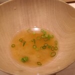 千葉たかおか - ㉓お味噌汁、車海老の頭と鮪節と昆布出汁
      信州の白味噌に少し赤味噌を加え、車海老の殻に利尻昆布、鮪節で出汁取り
      優しい味を幾重にも重ねて作られています 
      かなり飲んでから写真を撮って無いことに気付く