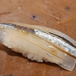 千葉たかおか - ⑬昆布〆細魚(千葉県竹岡産)
      産卵は春～夏、旬は冬
      昆布〆でもその香りを感じさせず、細魚の良さを生かした仕込み
      高岡大将は間違いなく香りに敏感なのだと思う