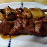 とん八 - シロ・カシラ 各110円(税込)(2023年12月21日撮影)