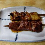 とん八 - シロ・カシラ 各110円(税込)(2023年12月21日撮影)