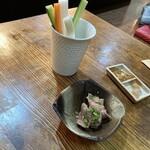 翠翔 福井站前店 - 付き出し（野菜スティック）、塩レバー
