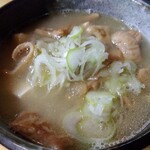 とん八 - もつ煮込み 380円(税込)(2023年12月21日撮影)