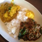 カレーライス ディラン - ハーフ＆ハーフ（マトンとほうれんそう、さつまいもとカボチャのココナッツカレー）