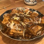 酒ト肴 オンザコーナー - 平牧三元豚といぶりがっこの麻婆豆腐