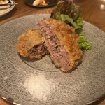 酒ト肴 オンザコーナー - 千葉館山ジビエ猪の粗挽メンチカツ
