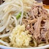 Mentobi Roppou - ラーメン(大盛り)@930円(ヤサイ、ニンニク、アブラ)普通