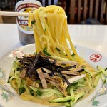 新大宮 中華のサカイ 本店 - 麺は黄色みがかったモチモチの太麺