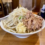 Mentobi Roppou - ラーメン(大盛り)@930円(ヤサイ、ニンニク、アブラ)普通